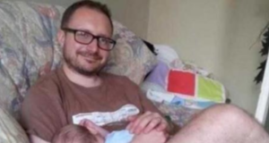 Muž poslal svojej matke FOTO so synom: Tá si ale všimla hrozný detail! Vidíte to tiež?