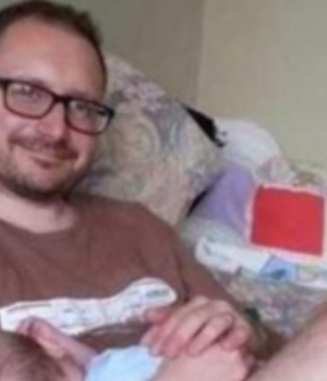 Muž poslal svojej matke FOTO so synom: Tá si ale všimla hrozný detail! Vidíte to tiež?