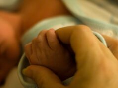 Mama zaspala s osemdňovým synom na gauči. Prebudil ju hrozný krik manžela!