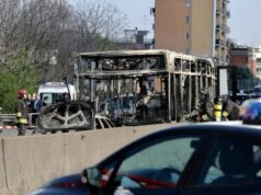 Pomsta za smrť migrantov: Vodič uniesol AUTOBUS PLNÝ DETÍ a zapálil HO! FOTO