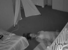 V noci sa pozrel na záznam kamery v izbe svojho syna. Okamžite tam nabehol, nemal veľa času