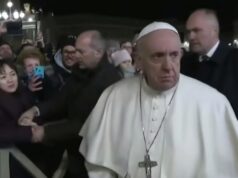 Rana namiesto požehnania: Pápež František udrel ženu, ktorá ho ťahala za prsty! VIDEO