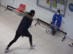 Mladík v Nitre brutálne zbil muža (49), ktorý ho upozornil, že nemá rúško. Polícia prosí verejnosť o POMOC!