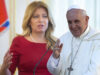 Pápeža Františka privítala prezidentka Zuzana Čaputová. Šaty, v ktorých privítala pápeža skrývajú silné posolstvo!