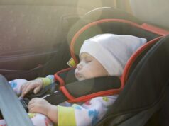 3-týždňové dieťa zmodralo po 2 hodinách cestovania v autosedačke. Mamička varuje všetkých rodičov