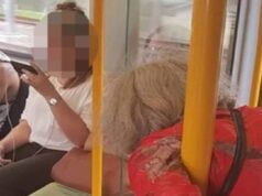 Drzý chlapec odmietol uvoľniť miesto starej babičke v autobuse: Neuveríte, aké dostal ponaučenie od ostatných cestujúcich!