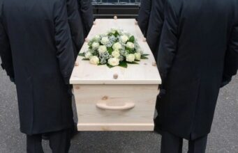 ŠOK na Slovensku: Z rakvy s nebožtíkom sa ozýval buchot a hlasy. Čo následovalo príbuzní nečakali