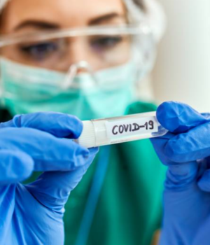 Nový COVID variant sa šíri: objavil sa príznak, ktorý vzbudzuje vážne obavy
